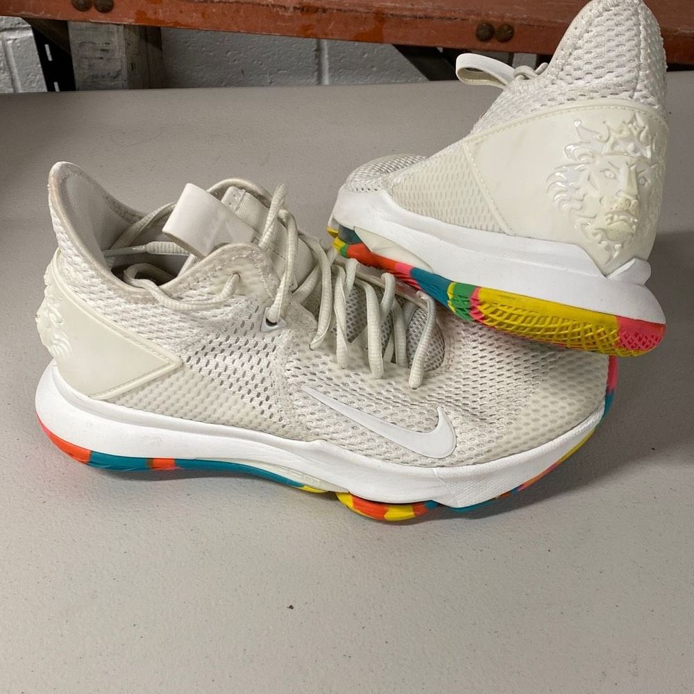 Nike White and Pink Athletic Shoes with Vibrant Sole